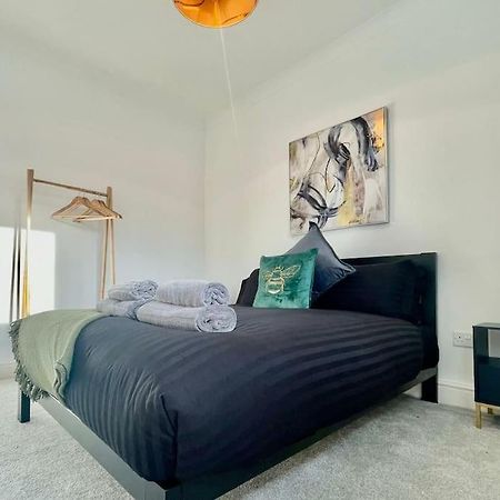 Cozy & Spacious 3-Bedroom Home By Tailored Accommodation Swansea Exteriör bild