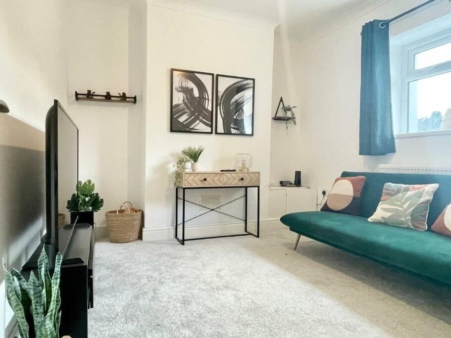 Cozy & Spacious 3-Bedroom Home By Tailored Accommodation Swansea Exteriör bild